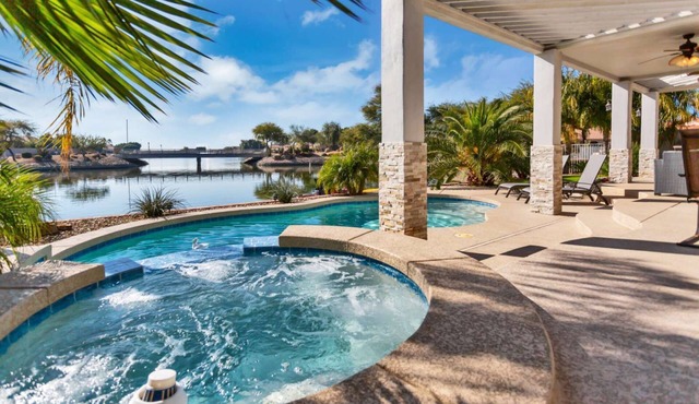 Waterfront Lakehouse w/heated pool/spa/billiards/ping-pong/kayaks!