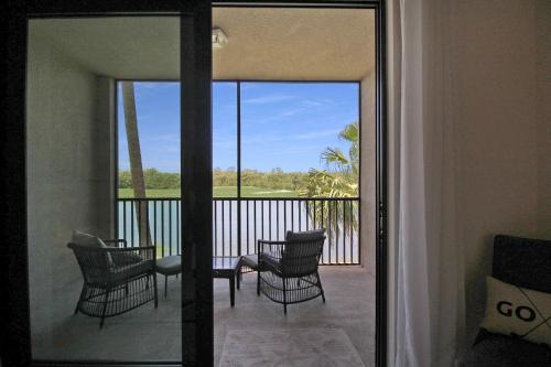 Waterfront Lakewood National condo overlooking the 11th green - Golfers Grove