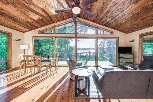 Waterfront Lancaster Cabin about 10 Mi to Kilmarnock!