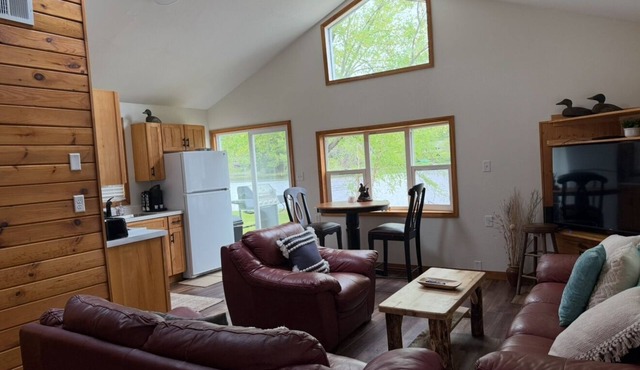 Waterfront legacy farm cottage house with WiFi, AC in lovely Eau Claire