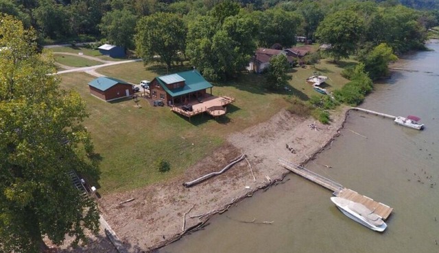Waterfront Log Cabin and Boaters Paradise with Private Boat Dock Access