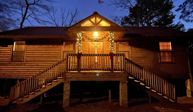 Waterfront log cabin! 3 bed, 2 bath, 5 kayaks, sleeps 10. Boat dock, fire pit