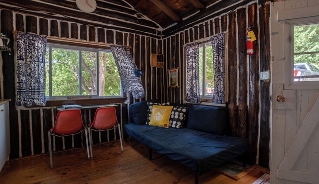 Waterfront Log Cabin at the shores of Mosque Lake!