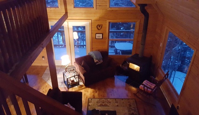 Waterfront log chalet. The perfect getaway, a hidden gem.