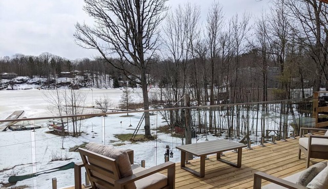 Waterfront Log Home - 5 bdrm - Spa retreat