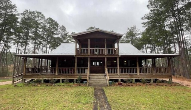 Waterfront Log Home on Beautiful Lake Sam Rayburn