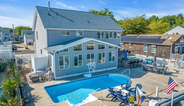 Waterfront Luxury Home with HEATED POOL, Outdoor Shower, sleeps 8