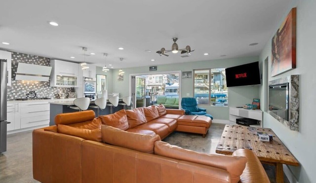 Waterfront Luxury w/Hot Tub & Free Duffy Boat