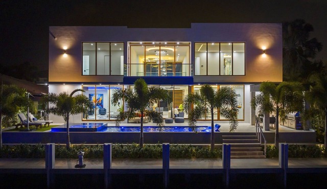 Waterfront Luxury Modern Villa sleeps 8 - 5 bedrooms, 5.5 baths