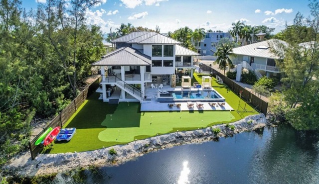 Waterfront Luxe Pool, Hot Tub, Theater, Gamesandmore