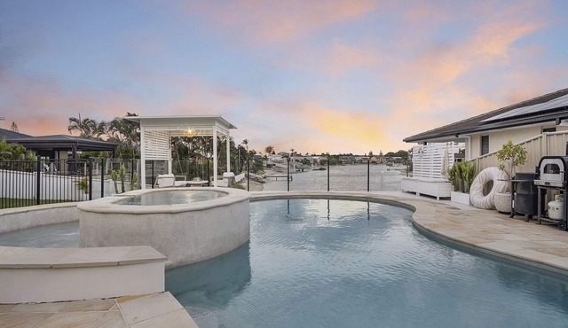 Waterfront Luxury 5Brs house with 3 pools near Surf Paradise/heated water