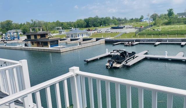 Waterfront Luxury Boathouse Villa in 1000 Islands - Alexandria Bay
