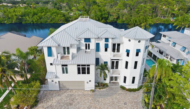 Waterfront Luxury Estate - 5BR/6.5BA, Heated Pool, Spa, Tiki Hut & Gulf Access