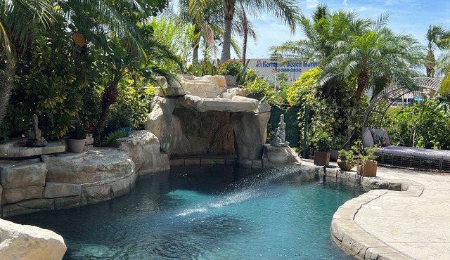 Waterfront Luxury Retreat Pool, Hot Tub, Private Docks, Chefs Kitchen & Elevator