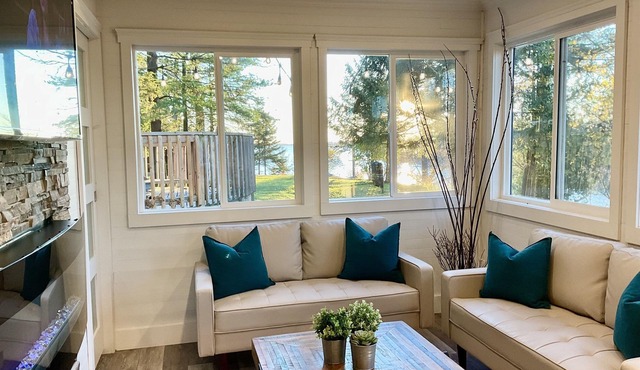 Waterfront Luxury 4-Bedroom Home with Private Hot Tub & Free Dockage