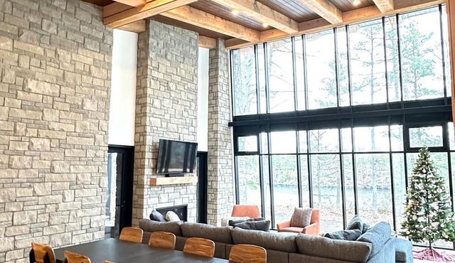 Waterfront Luxury 5-bedroom cottage with Hot tub