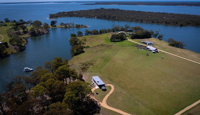 Waterfront Luxury Farm Studio situated on the Gippsland Lakes, Victoria.