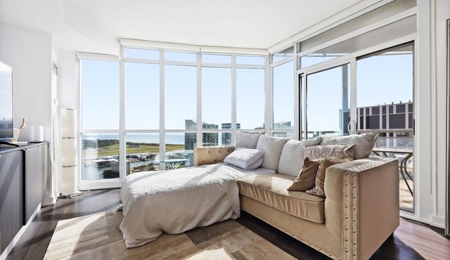 WATERFRONT LUXURY CONDO IN DOWNTOWN TORONTO WITH FREE PARKING