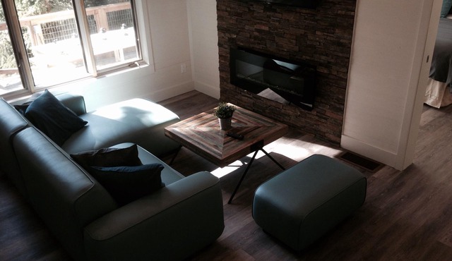 Waterfront Luxury Cottage for 8 with Private Hot Tub & Free Dockage