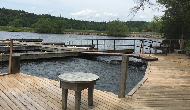 Waterfront Luxury for 5 Private Hot Tub Pet Friendly Retreat