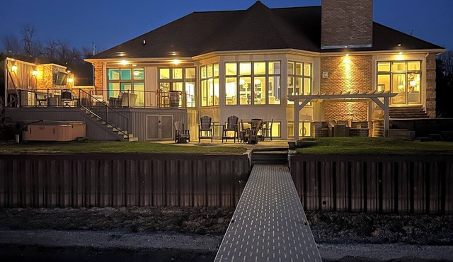 Waterfront Luxury Home 30 minutes from Green Bay and Lambeau Field!