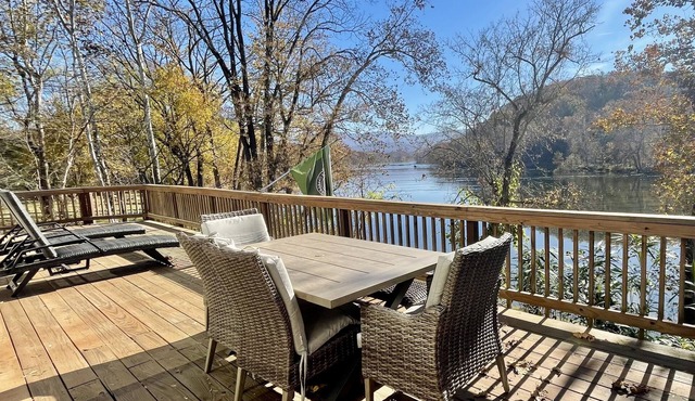 Waterfront, Luxury Panoramic View, Fast Wi-Fi, Private River Access Steps Away!