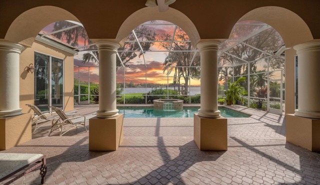 Waterfront Luxury Stay-Pool-Hot Tub-Kayaks & Sunset Views on Lake Magdelene