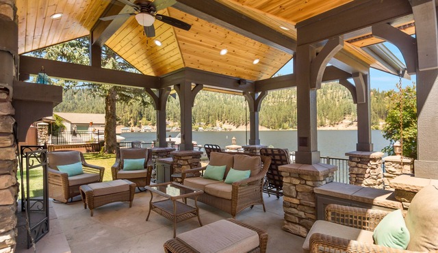 Waterfront Luxury Tiny Home w/private dock on Deer Lake