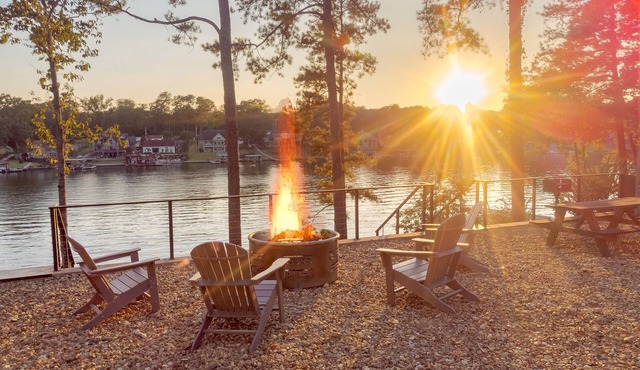 Waterfront Luxury Tiny Home 360 North on Wilson Lake Close to Robert Trent Jones