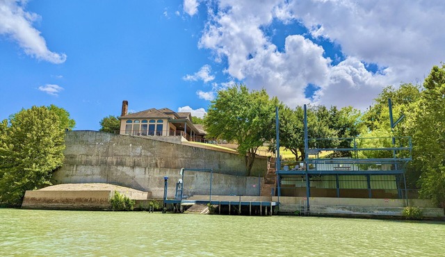 Waterfront Luxury Home on 5 Acres. nSleeps 22. Beds: 5 king, 4 queen, 4 twin XL