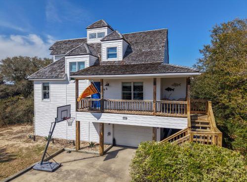 Waterfront luxury w-beach resort-pool-golf-tennis-fishing & views!