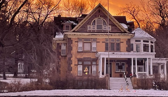 Waterfront Manor House with private access to Big Stone Lake to