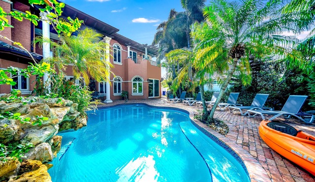 Waterfront Mansion! Heated Pool+Hot Tub! Kayak!