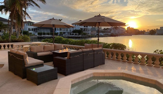 Waterfront Mansion Luxury House. Hot Tub and Pool. Perfect Family Gathering.