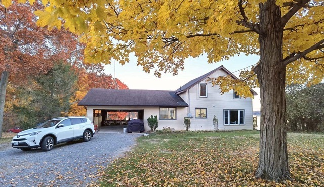 Waterfront Marina Cottage - 6 beds, private, firepit, no cleaning fee