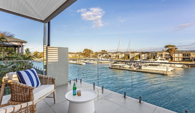 Waterfront Martha Cove Getaway, 250m from beach