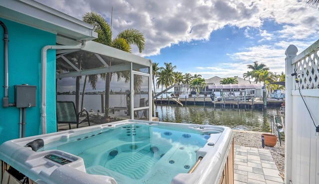 Waterfront Matlacha Paradise w/Hot Tub & Dock!