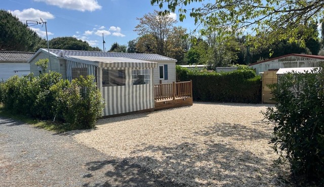Waterfront mobile home Port des Barques 17 (in residential park)