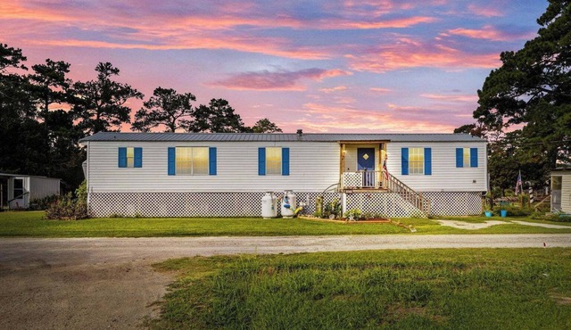 Waterfront mobile home with AC in quite Merritt NC!