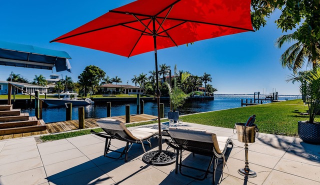 WATERFRONT MODERN 4/2 FLORIDA HOME POOL BOAT DOCK AND LIFT DIRECT GULF ACCESS