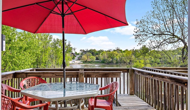 Waterfront Modern Fishing Hiking Kayaking FastWiFi Steps Away from Fox RIver