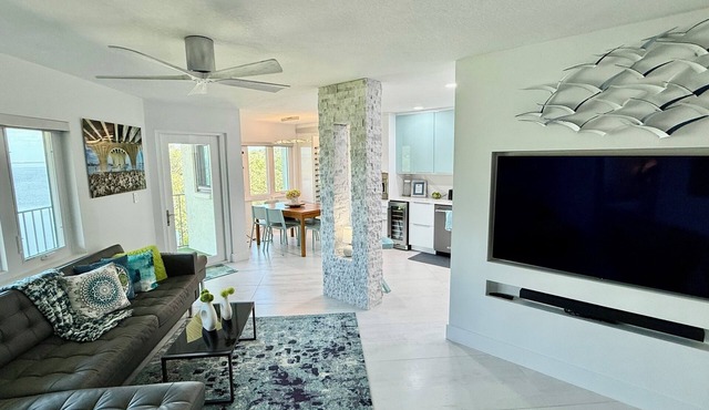 Waterfront Modern & Stylish 2bed-2bath condo with stunning Tampa Bay views