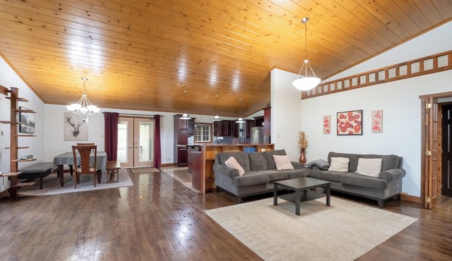 Waterfront Muskoka Cottage - a charming retreat only 1hr40mins from Toronto