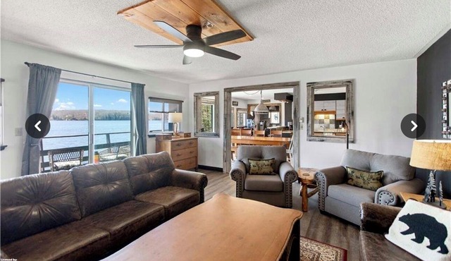 Waterfront Muskoka Cottage. Hot Tub. Water Toys. Pool Table & all Amenities Inc.