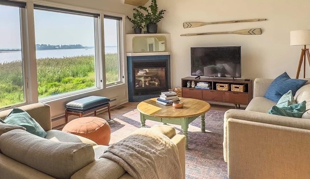 Waterfront nature-lover's retreat on wildlife refuge in Prime Hook Beach