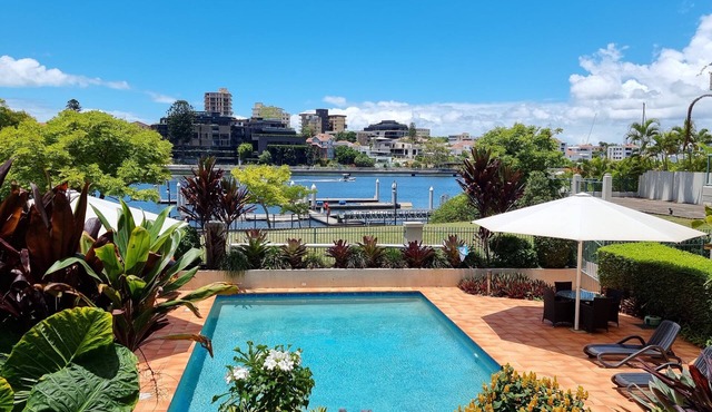 Waterfront, near Story Bridge, close to CBD, Southbank & amenities, parking incl