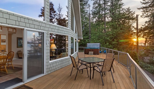 Waterfront! Near Roche Harbor! Hot Tub! (SSH)