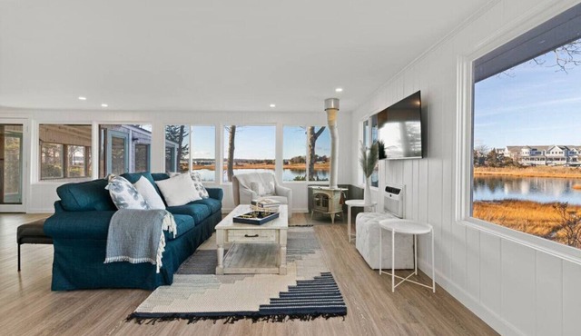 Waterfront Newly Renovated 2Beds w/Amazing Views