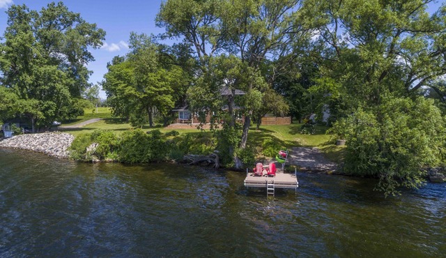 Waterfront Newly Renovated: The Glenora House - Jul/Aug - 1 wk minimum stay