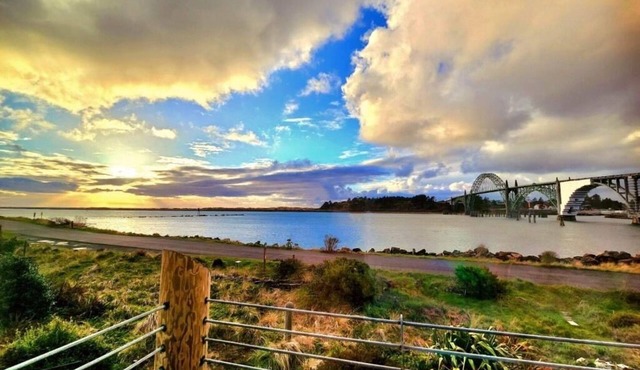 Waterfront Newport, Bay Bridge Views, Steps to Aquarium